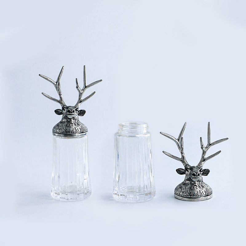 Stylish Deer Head Salt & Pepper Shaker &ndash; Kitchen Accessory