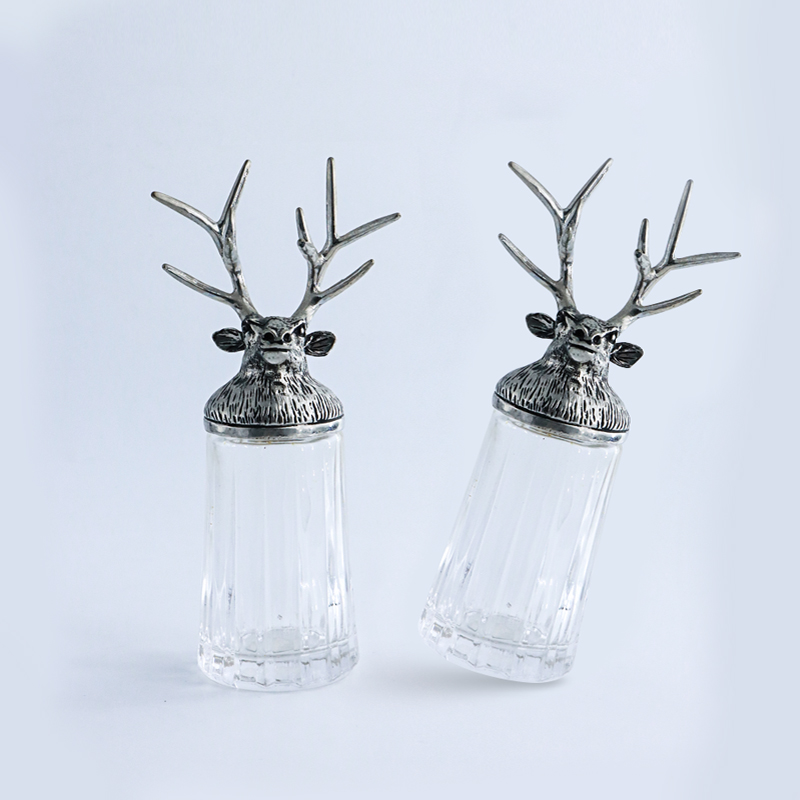 Stylish Deer Head Salt & Pepper Shaker &ndash; Kitchen Accessory